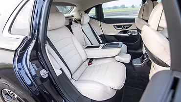 Mercedes-Benz E-Class Sedan photo 5