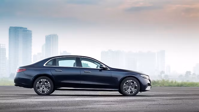 Mercedes-Benz E-Class Sedan photo 7