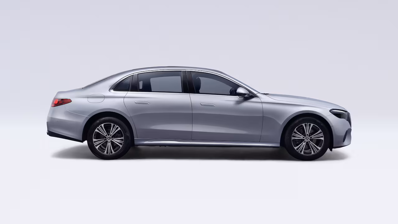 Mercedes-Benz E-Class Sedan photo 2
