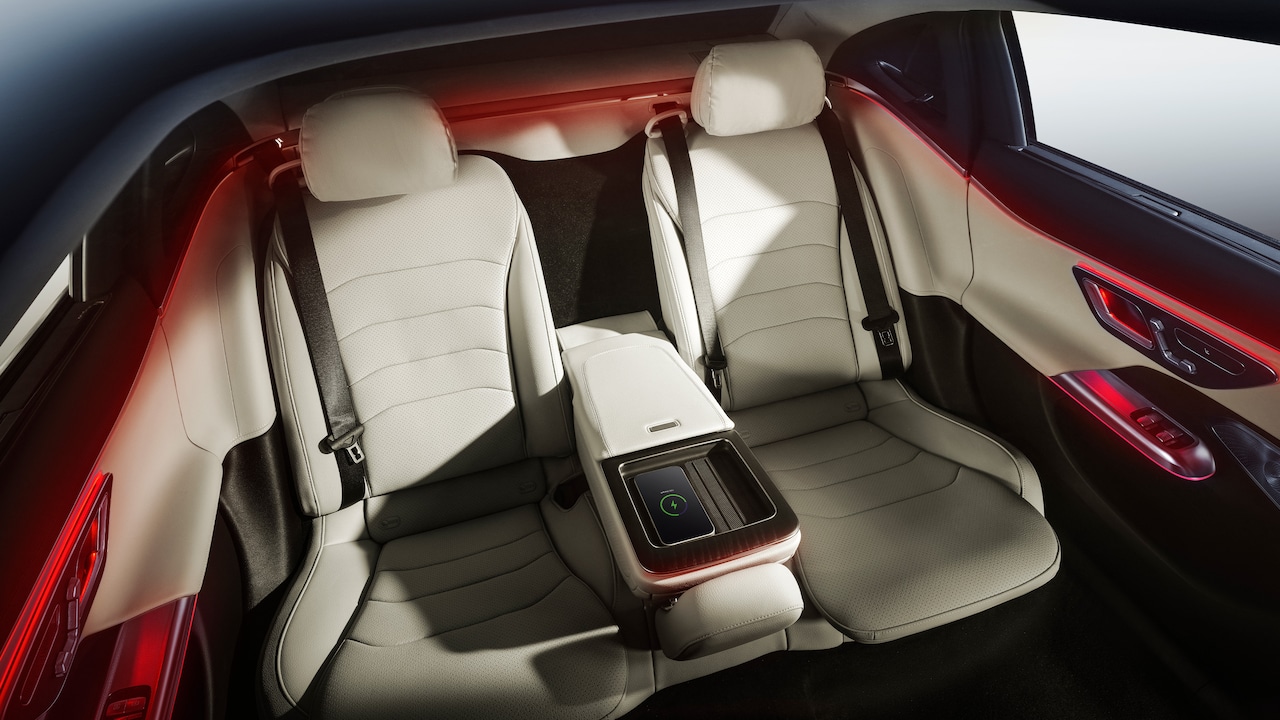 Mercedes-Benz E-Class Sedan photo 3