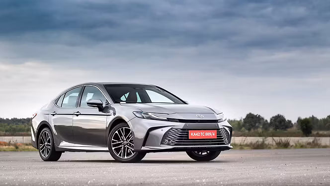 Toyota Camry photo 2