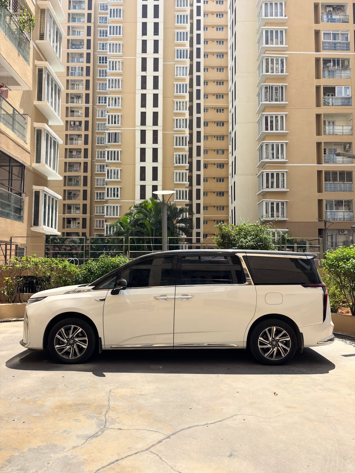 Used 2025 MG M9 M9 Presidential Limo for sale — photo 4 | UpcurvHub